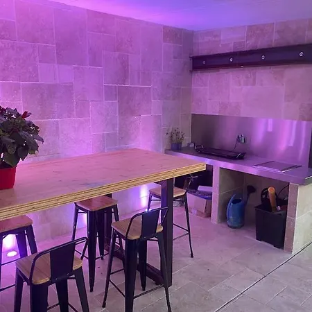 Дом отдыха Maison Spacieuse, Quartier Calme, Piscine Chauffe *