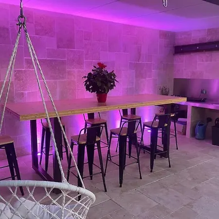 Maison Spacieuse, Quartier Calme, Piscine Chauffe Дом отдыха Сенон