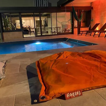 Maison Spacieuse, Quartier Calme, Piscine Chauffe Дом отдыха Сенон