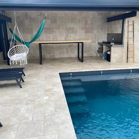 Maison Spacieuse, Quartier Calme, Piscine Chauffe Дом отдыха Сенон
