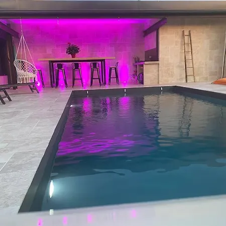 Maison Spacieuse, Quartier Calme, Piscine Chauffe