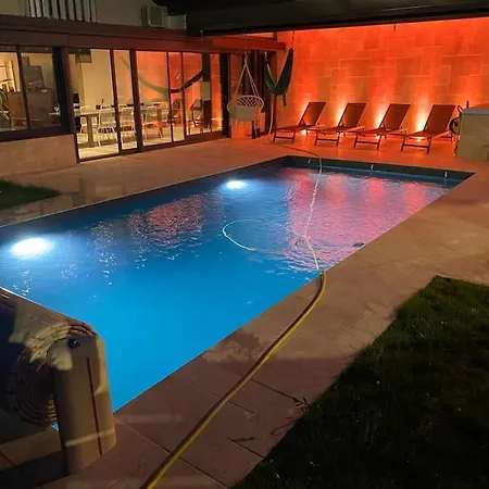 Maison Spacieuse, Quartier Calme, Piscine Chauffe