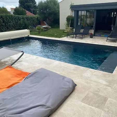 Maison Spacieuse, Quartier Calme, Piscine Chauffe